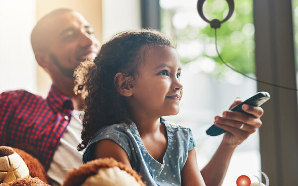 Results image of father and daughter watching TV with antenna