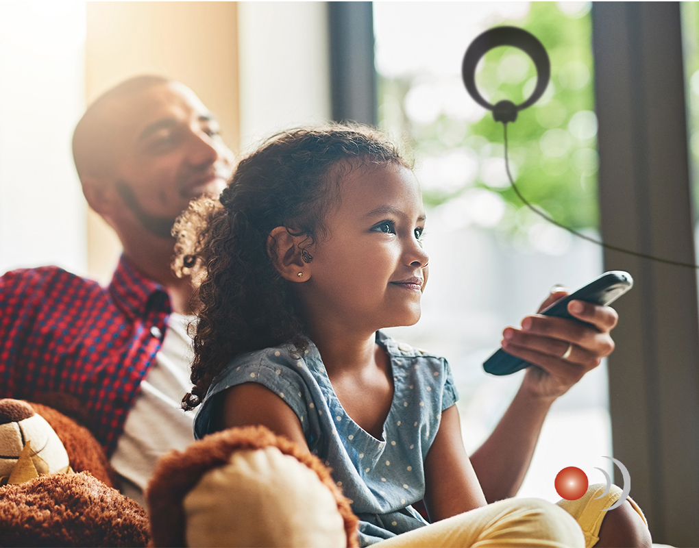 Results image of father and daughter watching TV with antenna